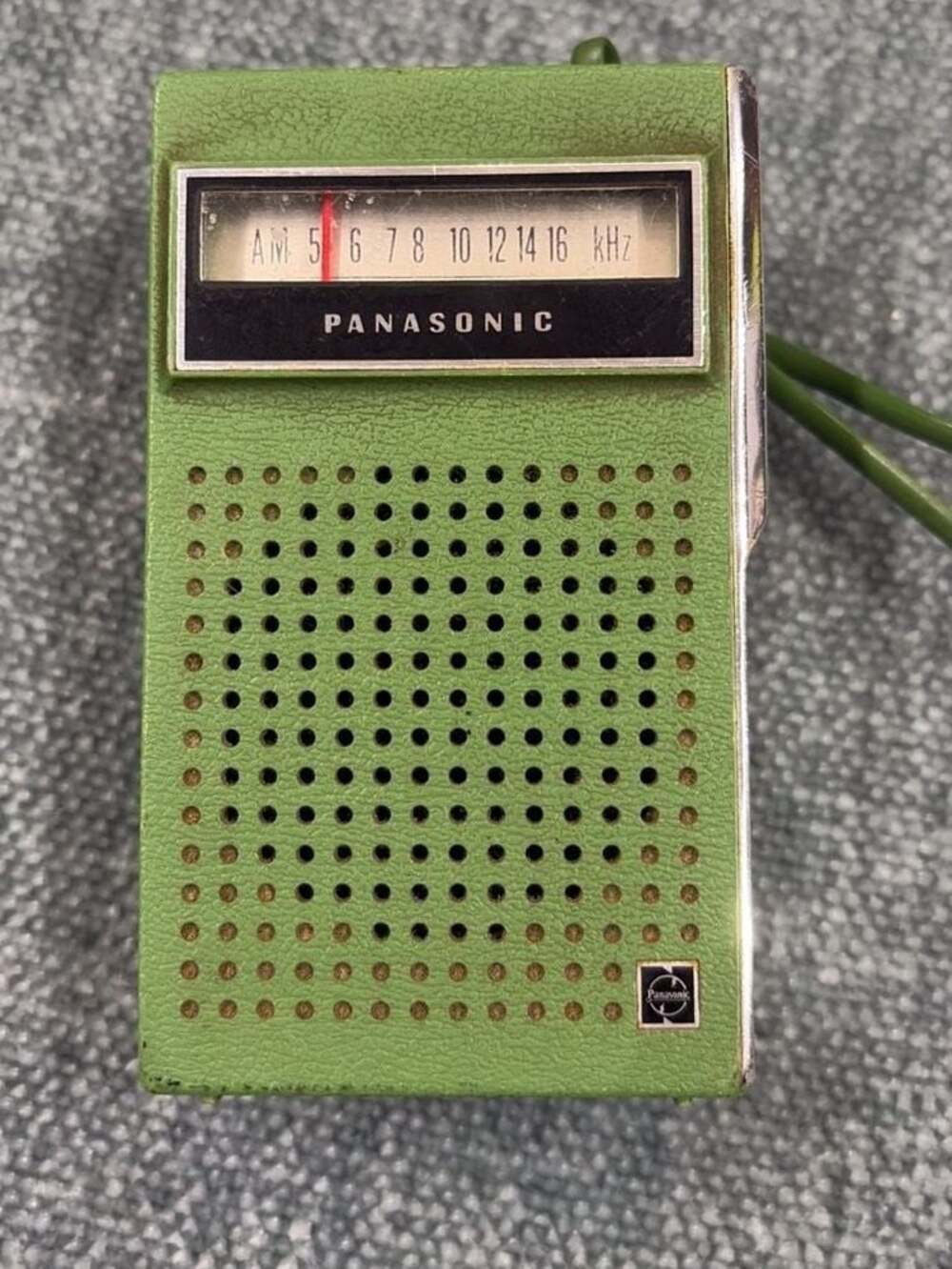 Vintage Panasonic Model R-1070 Transistor Radio Working